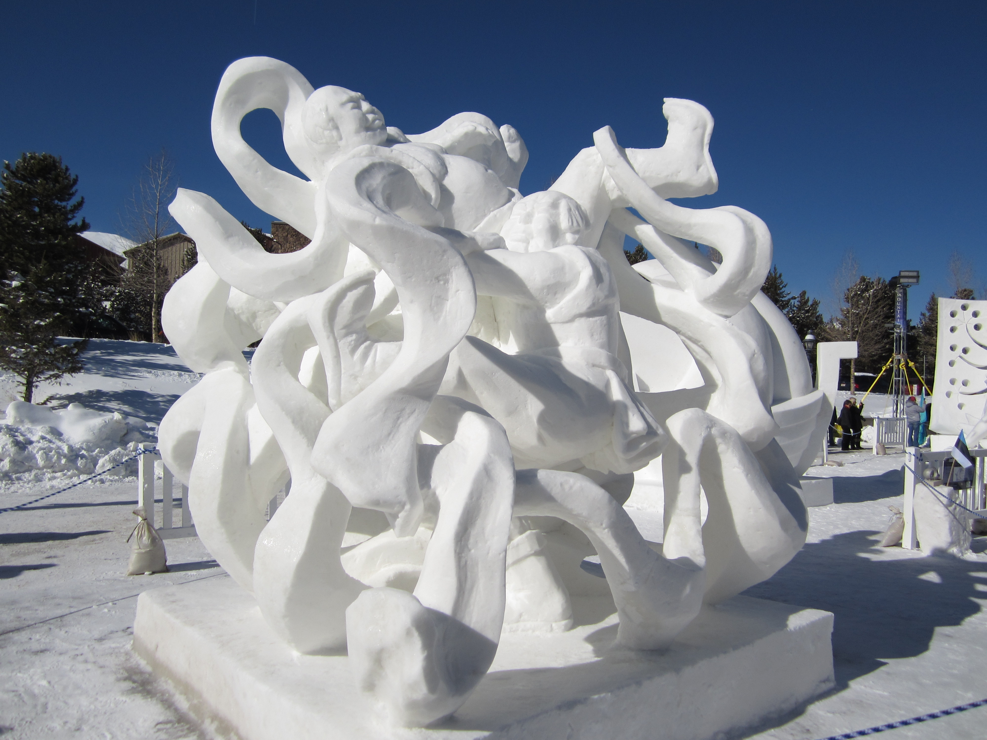 Снежные фигуры. Снежные скульптуры Уолт Дисней. Композиции из снега. Необычные фигуры из снега. Красивые фигуры из снега.